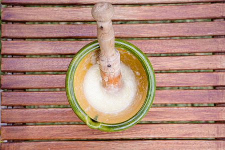 用油配制传统西班牙蒜汁的砂浆图片