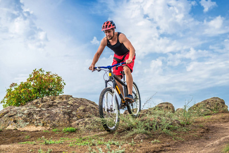 概念的极限骑单车, 骑自行车的山地车上的蓝天背景, 自由空间.