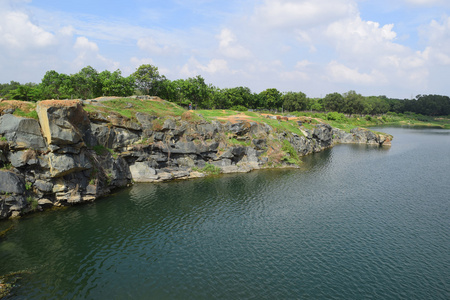 与石头和悬崖岩石湖