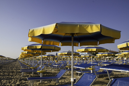 亚得里亚海的遮阳伞和日光浴浴床