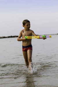 快乐的孩子进大海玩水，在意大利度假