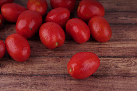 新鲜的红色西红柿在木质背景。从西红柿的定性背景