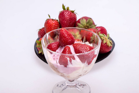 冰淇淋和新鲜成熟的草莓在白色背景下分离