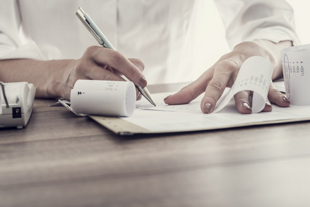 女商人或会计她伏案工作照片