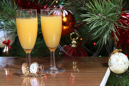 圣诞树上的新年装饰品, 两杯果汁和一个黄金箱子里的古董钟