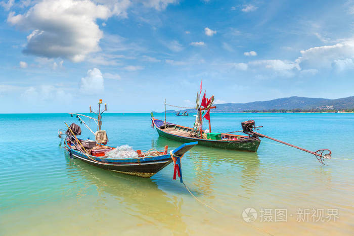 在泰国苏梅岛岛上的渔船在夏天的一天