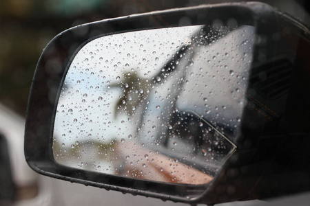 雨淋雨下汽车玻璃背景模糊图片