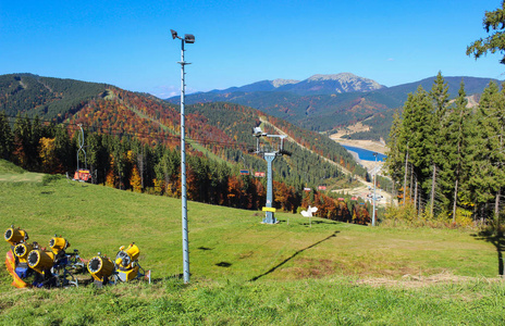 现代滑雪胜地秋天的时候。Bukovel, 乌克兰