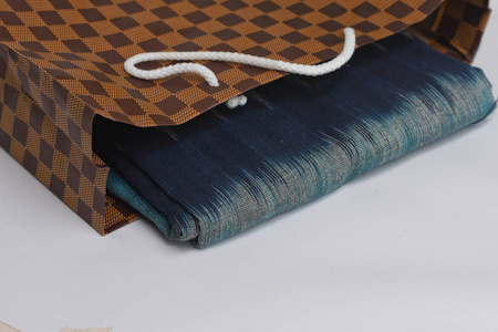 手工染色的棉从树皮的自然颜色和编织与妇女的手。老挝农村创收传统手工艺品泰国