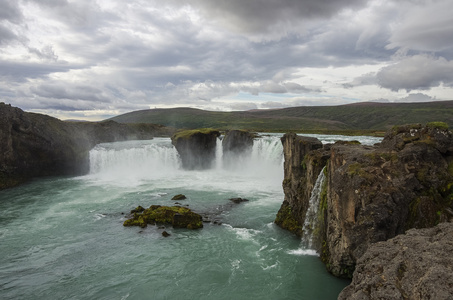 godafoss 是一个非常漂亮的冰岛瀑布。它位于北部的不远米湖及环道岛上