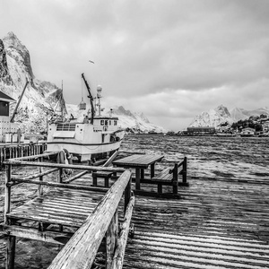 罗弗敦群岛传统捕鱼定居点码头的渔船。黑白色挪威风景