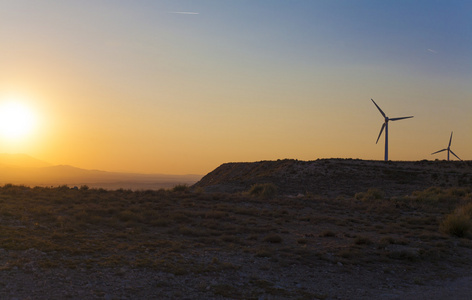 电机风力涡轮机农场日落灯还亮着干旱景观