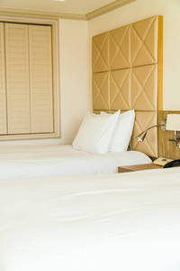 白色舒适枕头床上装饰灯在酒店卧室内饰