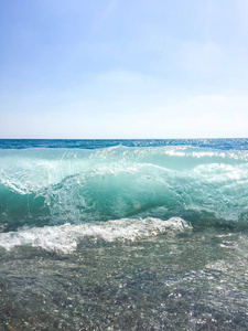 大浪。溅水。自然颜色。土耳其