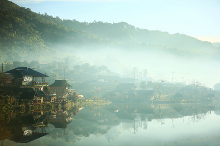 在冬季雾村图片