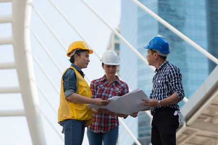 亚洲游轮会亚洲工程师小组在持有蓝图文件时, 会咨询工地建筑的施工