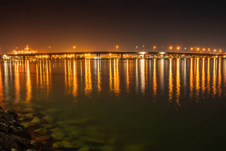 陶朗加海港大桥和周边的灯光照亮夜空和海港