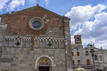 Gallarate, 瓦雷泽, 伦巴第, 意大利 中世纪圣彼得教堂的外部