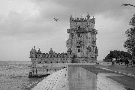 葡萄牙里斯本的塔霍河上的贝伦塔。黑白照片