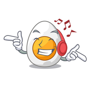 听音乐在吉祥物卡通上剥煮鸡蛋