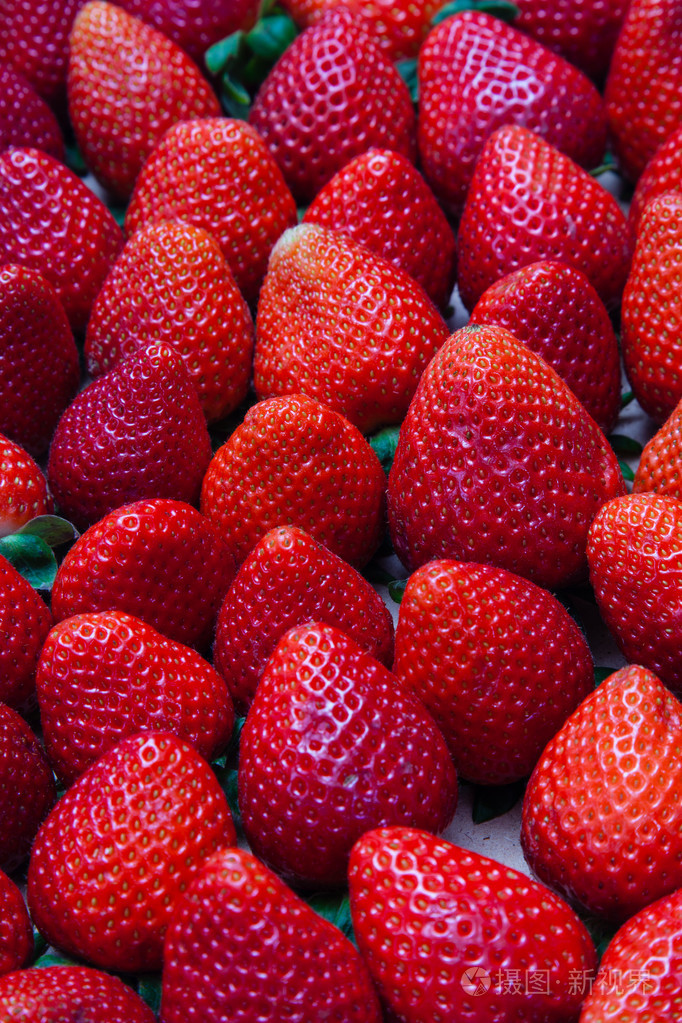 新鲜成熟的草莓
