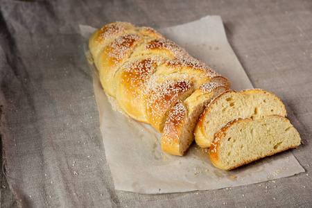 新鲜切片 challah 犹太面包在纸上的亚麻布