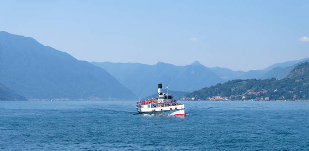 科莫湖船上满是人在水面上游弋。全景拍摄。高山和蓝天。意大利贝拉吉奥