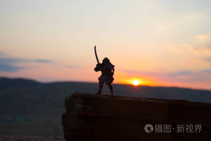 战斗机与剑剪影天空忍者.武士在山顶上的黑暗色调的雾背景.选择性聚焦