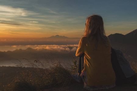 女孩看日出从山苏黑巴托尔, 巴厘岛印度尼西亚
