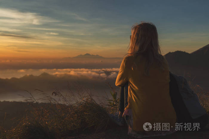 女孩看日出从山苏黑巴托尔, 巴厘岛-印度尼西亚