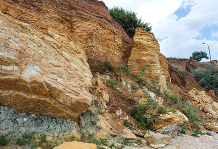 黑海沿岸的滑坡带。岩石的海岩石壳。雨季自然灾害区。大量的地球沿着山坡山坡滑动, 摧毁房屋。滑坡对生命的威胁