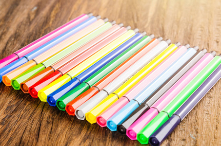 各式各样的彩色铅笔彩色绘图铅笔彩绘在各种颜色的铅笔