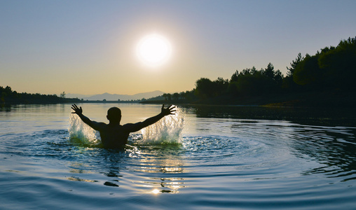 在冰冷的海水里游泳 & 日出游泳且精力充沛照片