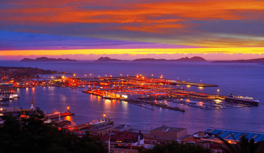 西班牙加利西亚的维哥天际线和港口日落
