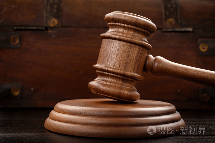 法官把锤子在棕色木制背景