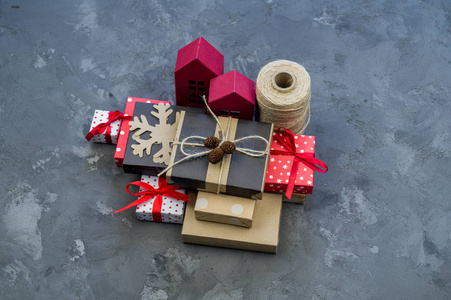 包装新年和圣诞礼物牛皮纸, 红色和黑色。装饰节日的材料。生态型风格的自然装饰
