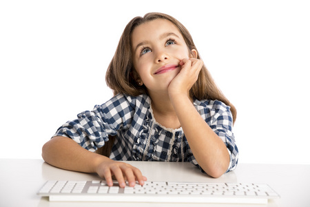 小女孩用电脑工作图片