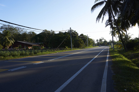 在白天的农村公路