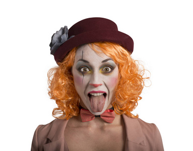 滑稽的鬼脸小丑女孩在外面舌头