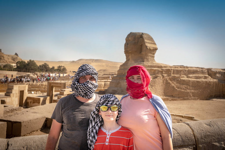 keffiyeh 的一个家庭独自留在埃及的金字塔, 狮身人面像附近