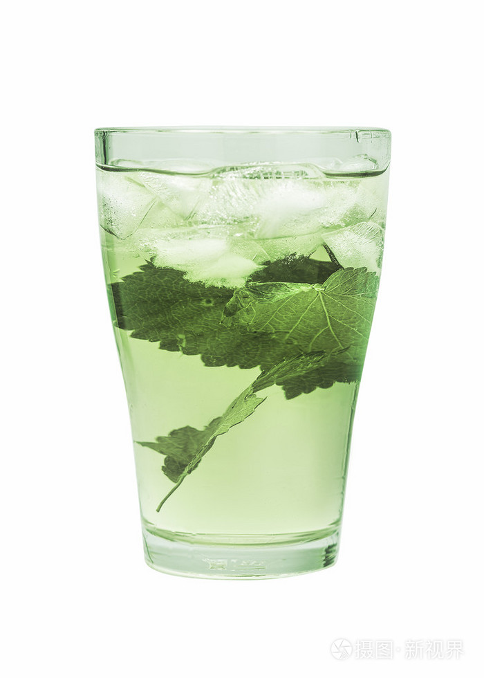 透明玻璃水, 冰和薄荷叶上孤立的白色背景