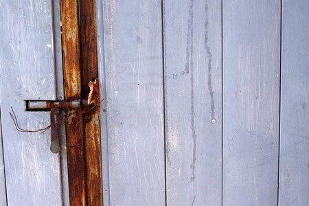 老式旧闩锁和木门