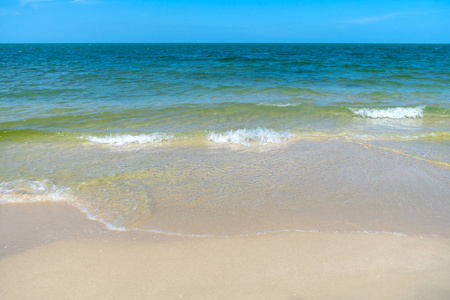 泰国海边夏日蓝天上的柔和波浪