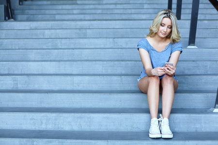 坐在楼梯上图片