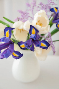 花瓶以美丽的花束作为礼物在桌上, 特写