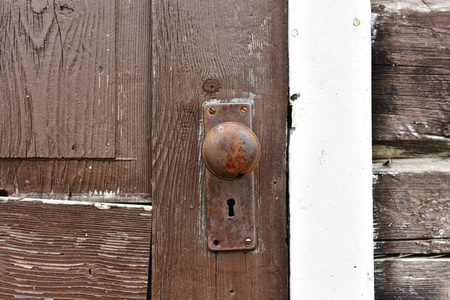 旧木门旧锈金属门把手的特写图像