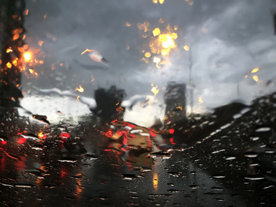 在暴风雨季节傍晚的雨天, 使能见度不佳, 不帐号, 危险驾驶照片
