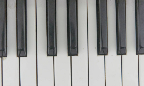 在钢琴上关上白色和黑色的钥匙