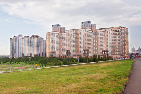 在阿斯塔纳的现代住宅复合体。哈萨克斯坦