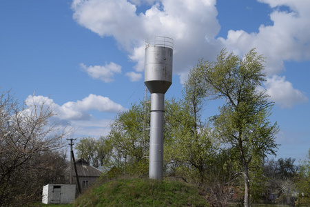 生锈的水塔.旧的乡村社区通信照片
